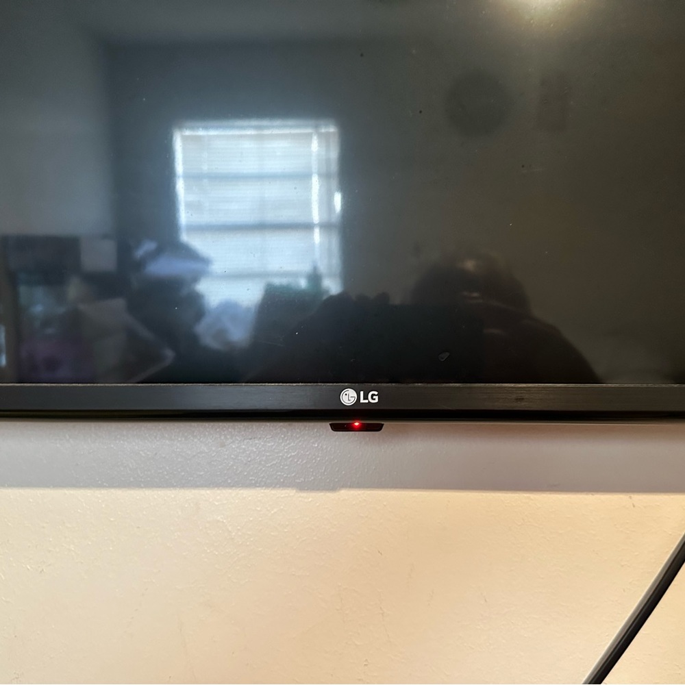 For sale brand new LG 55 inch Tv with stand and remote and cord